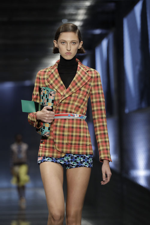 Chaqueta americana de cuadros y short estampado de Prada colección primavera-verano 2017 para Milán Fashion Week