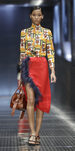 Blusa estampada y falda roja con plumas de Prada colección primavera-verano 2017 para Milán Fashion Week