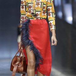 Blusa estampada y falda roja con plumas de Prada colección primavera-verano 2017 para Milán Fashion Week