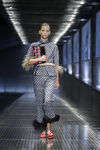 Conjunto pantalón y blusa estampado azul de Prada colección primavera-verano 2017 para Milán Fashion Week