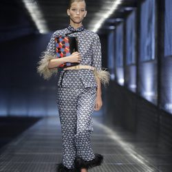 Conjunto pantalón y blusa estampado azul de Prada colección primavera-verano 2017 para Milán Fashion Week