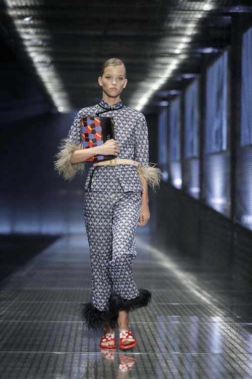 Conjunto pantalón y blusa estampado azul de Prada colección primavera-verano 2017 para Milán Fashion Week