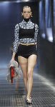 Camisa estampada y short retro con top superpuesto de Prada colección primavera-verano 2017 para Milán Fashion Week