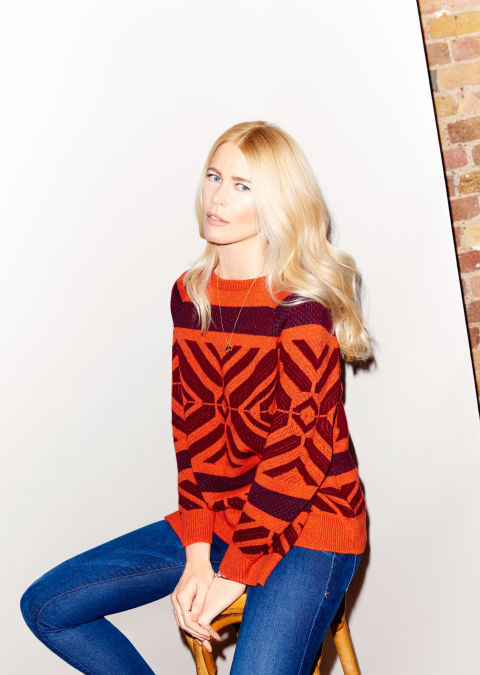 Claudia Schiffer con un jersey rojo estampado para TSE otoño/invierno 2016/2017