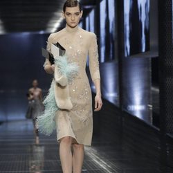 Vestido nude con pedrería de Prada colección primavera/verano 2017 en Milán Fashion Week