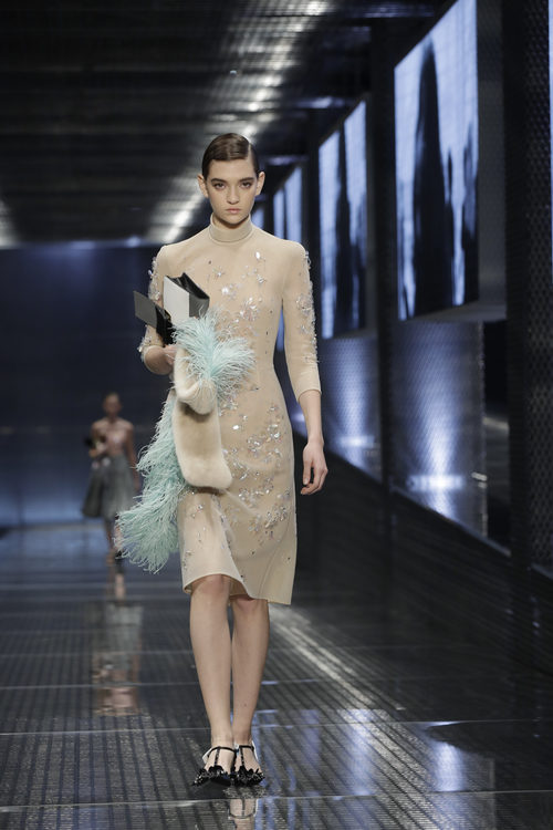 Vestido nude con pedrería de Prada colección primavera/verano 2017 en Milán Fashion Week
