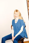 Claudia Schiffer con un jersey azul celeste para TSE otoño/invierno 2016/2017