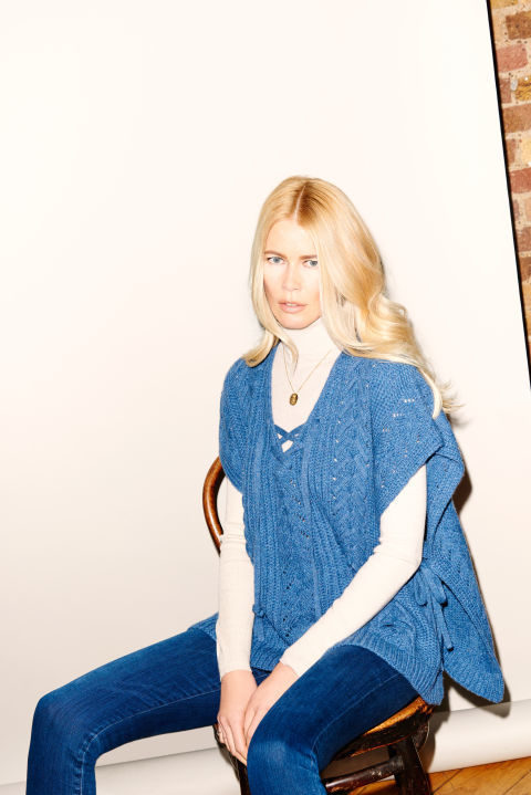 Claudia Schiffer con un jersey azul celeste para TSE otoño/invierno 2016/2017
