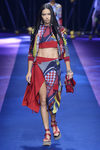 Adriana Lima desfilando con un total look asimétrico de Versace primavera/verano 2017 en la Milán Fashion Week