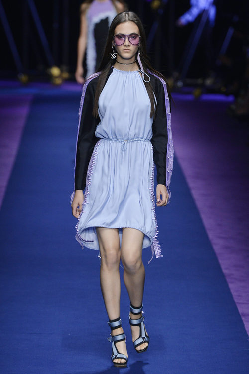 Vestido azul celeste de Versace primavera/verano 2017 en la Milán Fashion Week