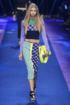 Falda y top de estampado geométrico de Versace primavera/verano 2017 en la Milán Fashion Week