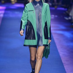 Abrigo en color aguamarina de Versace primavera/verano 2017 en la Milán Fashion Week