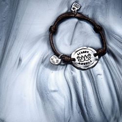 Pulsera solidaria de la colección '20 aniversario' de UNOde50