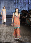 Vestido largo naranja de Missoni colección primavera/verano 2017 en Milán Fashion Week