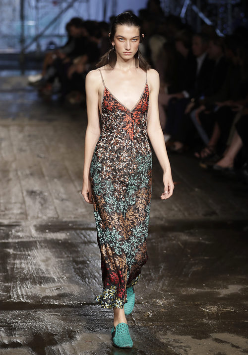 Vestido largo marrón estampado de Missoni colección primavera/verano 2017 en Milán Fashion Week