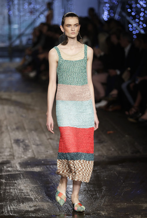 Vestido largo de punto de colores de Missoni colección primavera/verano 2017 en Milán Fashion Week