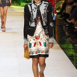 Falda estampada con banderas italianas de Dolce & Gabbana primavera/verano 2017 en la Milán Fashion Week