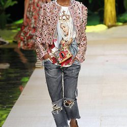 Camiseta con motivos religiosos de Dolce & Gabanna primavera/verano 2017 en la Milán Fashion Week