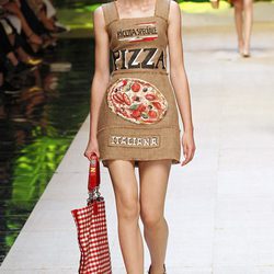 Vestido estampado de pizza de Dolce & Gabbana primavera/verano 2017 en la Milán Fashion Week