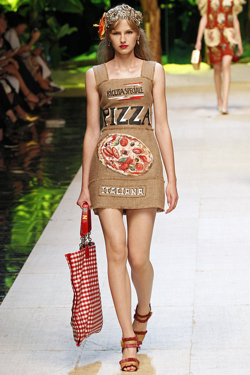 Vestido estampado de pizza de Dolce & Gabbana primavera/verano 2017 en la Milán Fashion Week