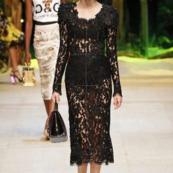 Vestido de encaje negro de Dolce & Gabanna primavera/verano 2017 en la Milán Fashion Week