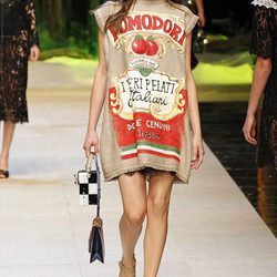 Vestido con motivos gastronómicos de Dolce & Gabanna primavera/verano 2017 en la Milán Fashion Week