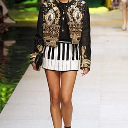 Falda estampada con un piano de Dolce & Gabanna primavera/verano 2017 en la Milán Fashion Week