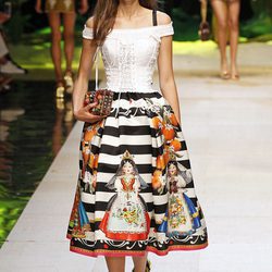 Falda de vuelo a rayas de Dolce & Gabbana primavera/verano 2017 en la Milán Fashion Week