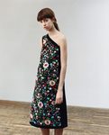 Vestido de escote asimétrico de Victoria Beckham colección otoño/invierno 2016/2017