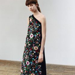 Vestido de escote asimétrico de Victoria Beckham colección otoño/invierno 2016/2017
