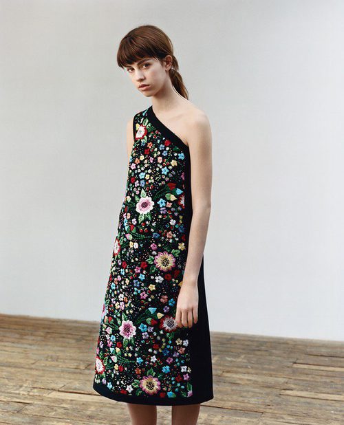 Vestido de escote asimétrico de Victoria Beckham colección otoño/invierno 2016/2017