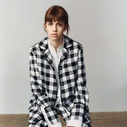 Traje de estampado de cuadros de Victoria Beckham colección otoño/invierno 2016/2017