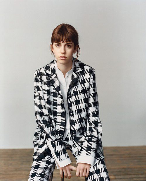 Traje de estampado de cuadros de Victoria Beckham colección otoño/invierno 2016/2017