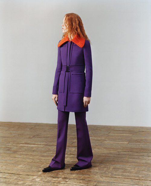 Abrigo y pantalon de color morado de Victoria Beckham colección otoño/invierno 2016/2017