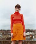 Falda y jersey naranja de Victoria Beckham colección otoño/invierno 2016/2017