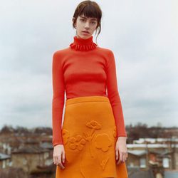 Falda y jersey naranja de Victoria Beckham colección otoño/invierno 2016/2017