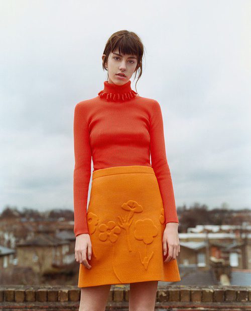 Falda y jersey naranja de Victoria Beckham colección otoño/invierno 2016/2017