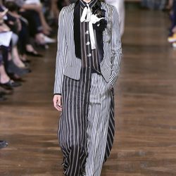 Traje de satén de Lanvin primavera/verano 2017 en la París Fashion Week