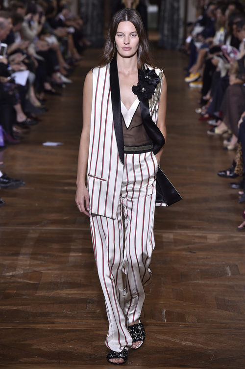 Traje de estampado de rayas de Lanvin primavera/verano 2017 en la París Fashion Week
