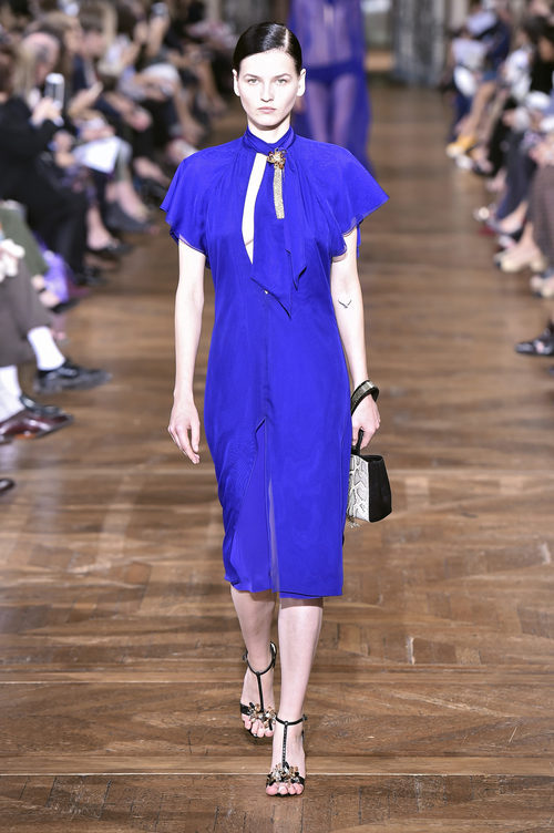 Vestido midi azul intenso de Lanvin primavera/verano 2017 en la París Fashion Week