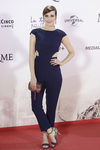 Natalia de Molina con un mono azul en la premiere de 'Un monstruo viene a verme'