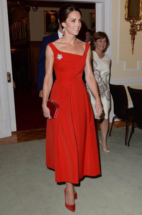 Kate Middleton con un total look rojo en la recepción de la Casa del Embajador de Victoria