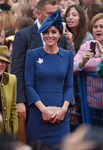 Kate Middleton con un vestido azul de Jenny Packham a su llegada a Canadá