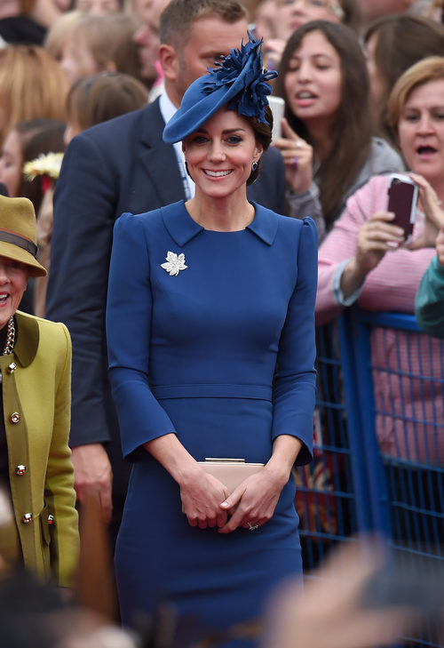 Kate Middleton con un vestido azul de Jenny Packham a su llegada a Canadá