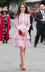 Kate Middleton con un vestido rojo geométrico de Alexander McQueen en Vancouver