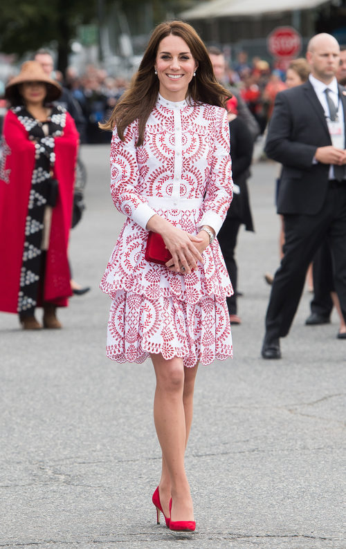 Kate Middleton con un vestido rojo geométrico de Alexander McQueen en Vancouver