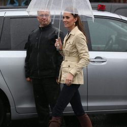 Kate Middleton con vaqueros, botas altas y trench corto nude en Canadá