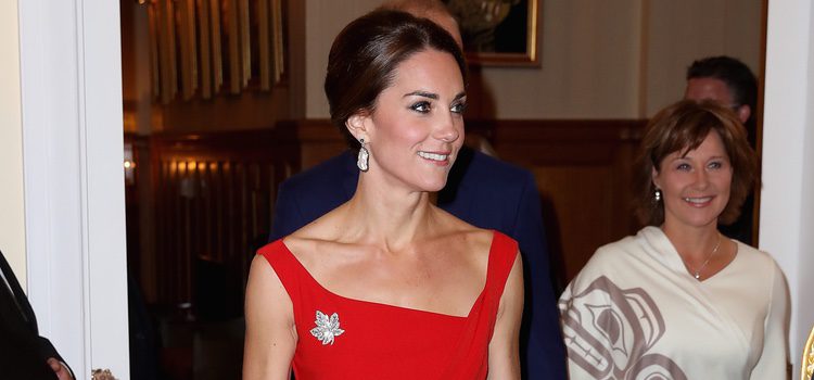 Kate Middleton con un vestido rojo de Preen en su viaje oficial a Canadá