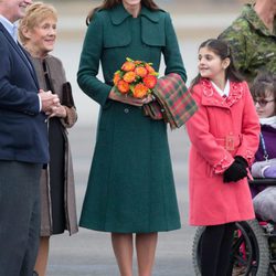Kate Middleton con un abrigo verde esmeralda de Hobbs en su viaje oficial a Canadá