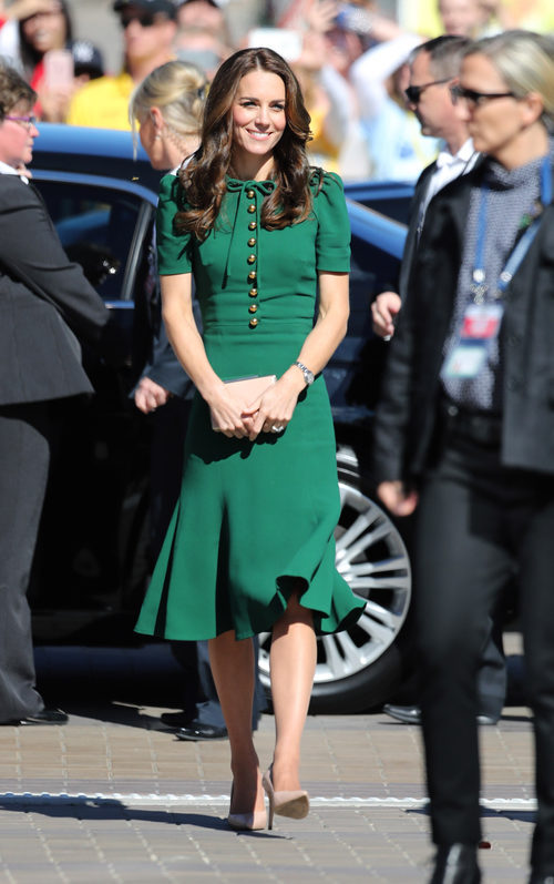 Kate Middleton con un vestido verde esmeralda de Dolce & Gabbana en su viaje oficial a Canadá